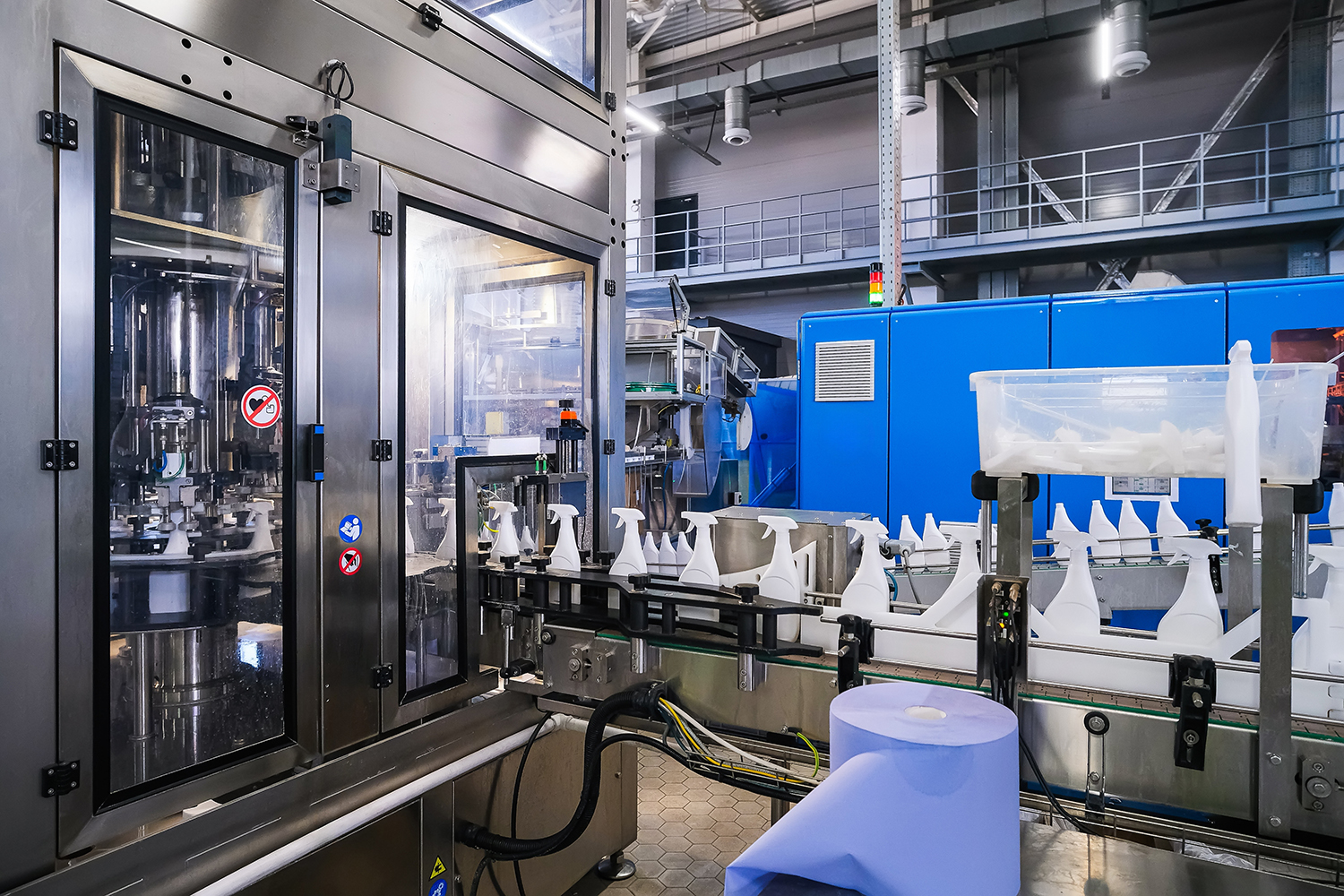 Plastic spray bottle production process on an industrial molding line